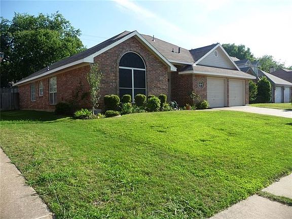 3rd image of 2833 Sommerset Dr
