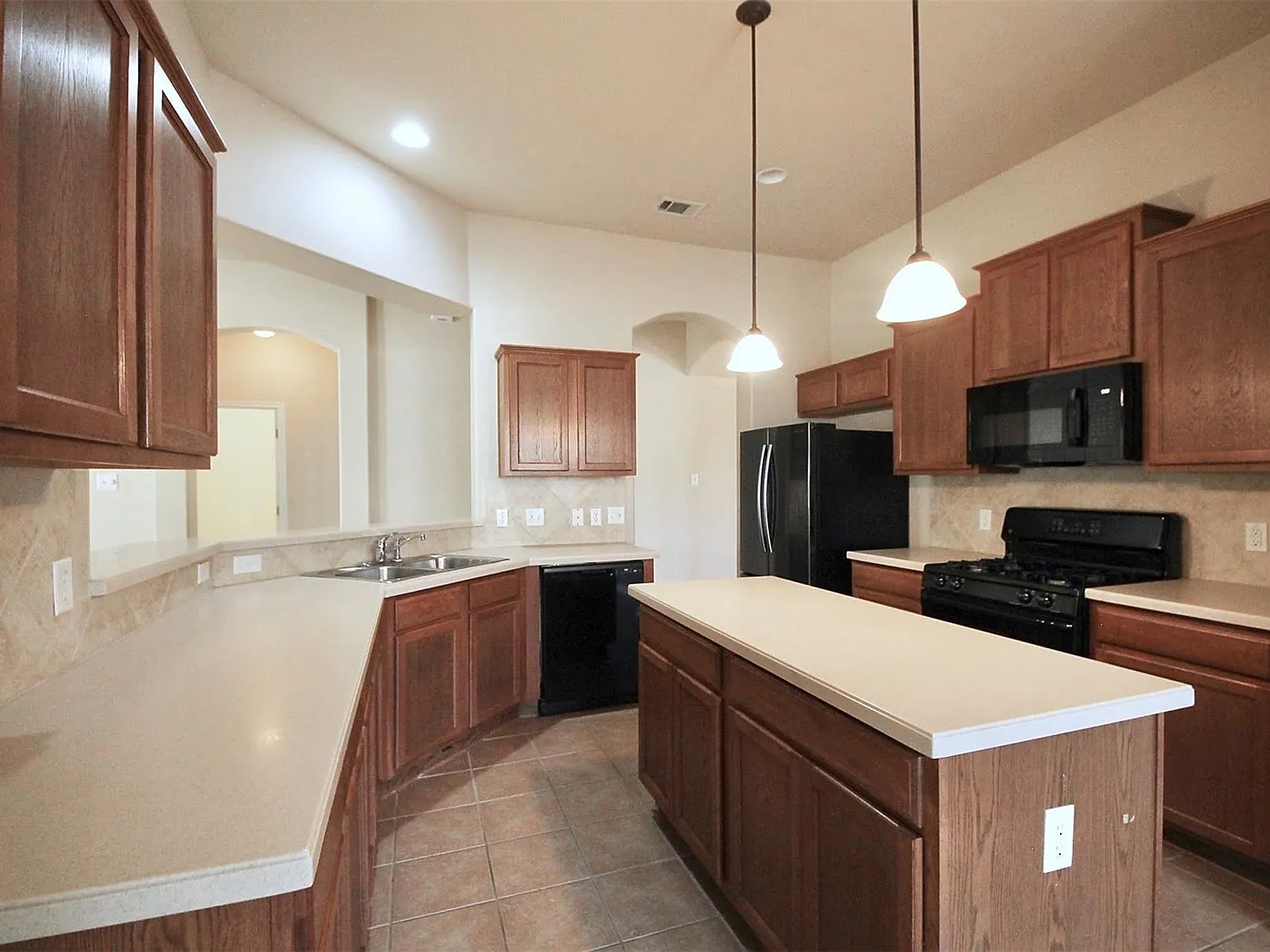 3 bed, 2.0 bath, 2045 sqft, $2,095 — Photo 2