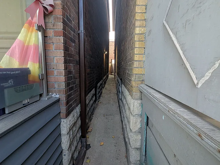 2132 A Dundas St W #LOWER — Photo 2