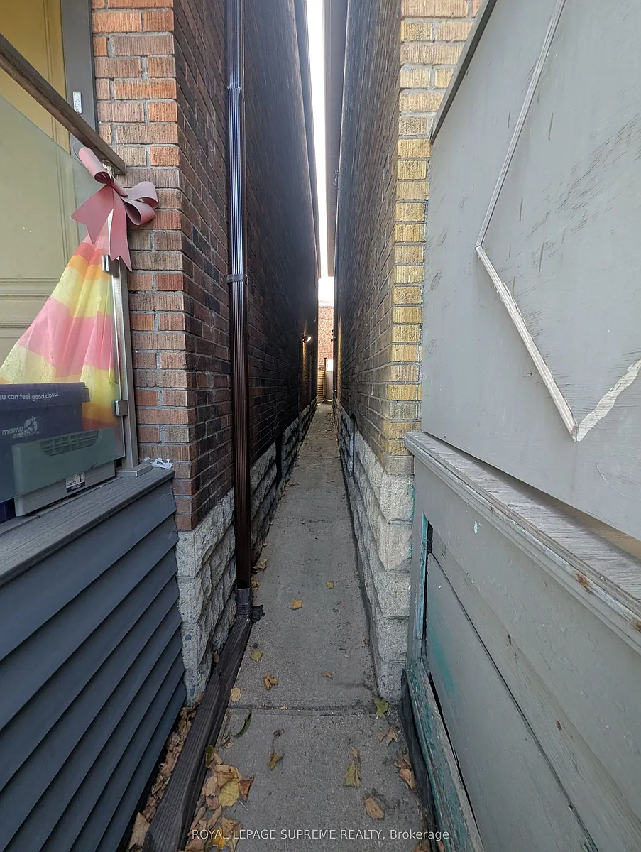 Building Photo - 2132 A Dundas St W #LOWER
