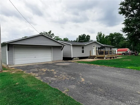 307 Oak St, Odin, IL 62870