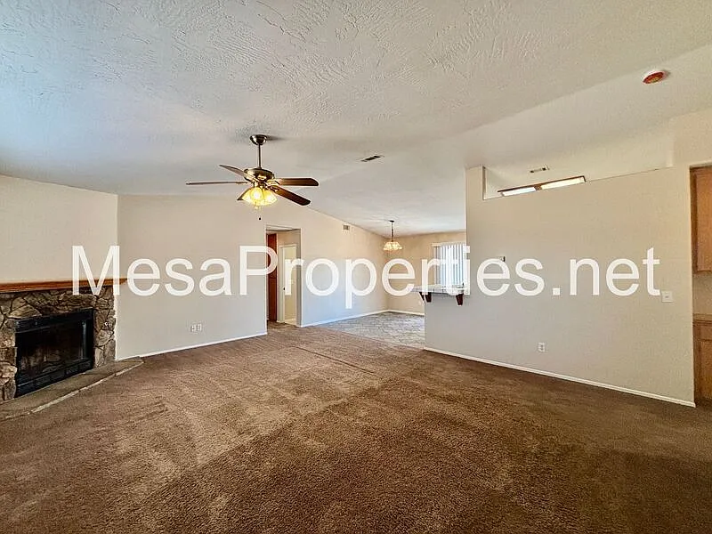 3 bed, 2.0 bath, 1372 sqft, $1,950 — Photo 3