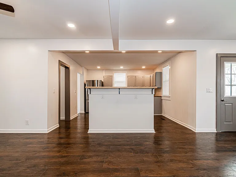 214 W Walnut St — Photo 6