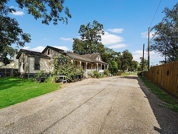 4th image of 307 N Resident St