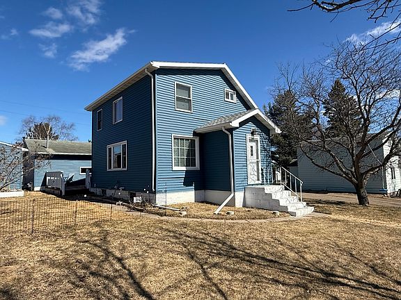 3rd image of 408 Dakota Ave W