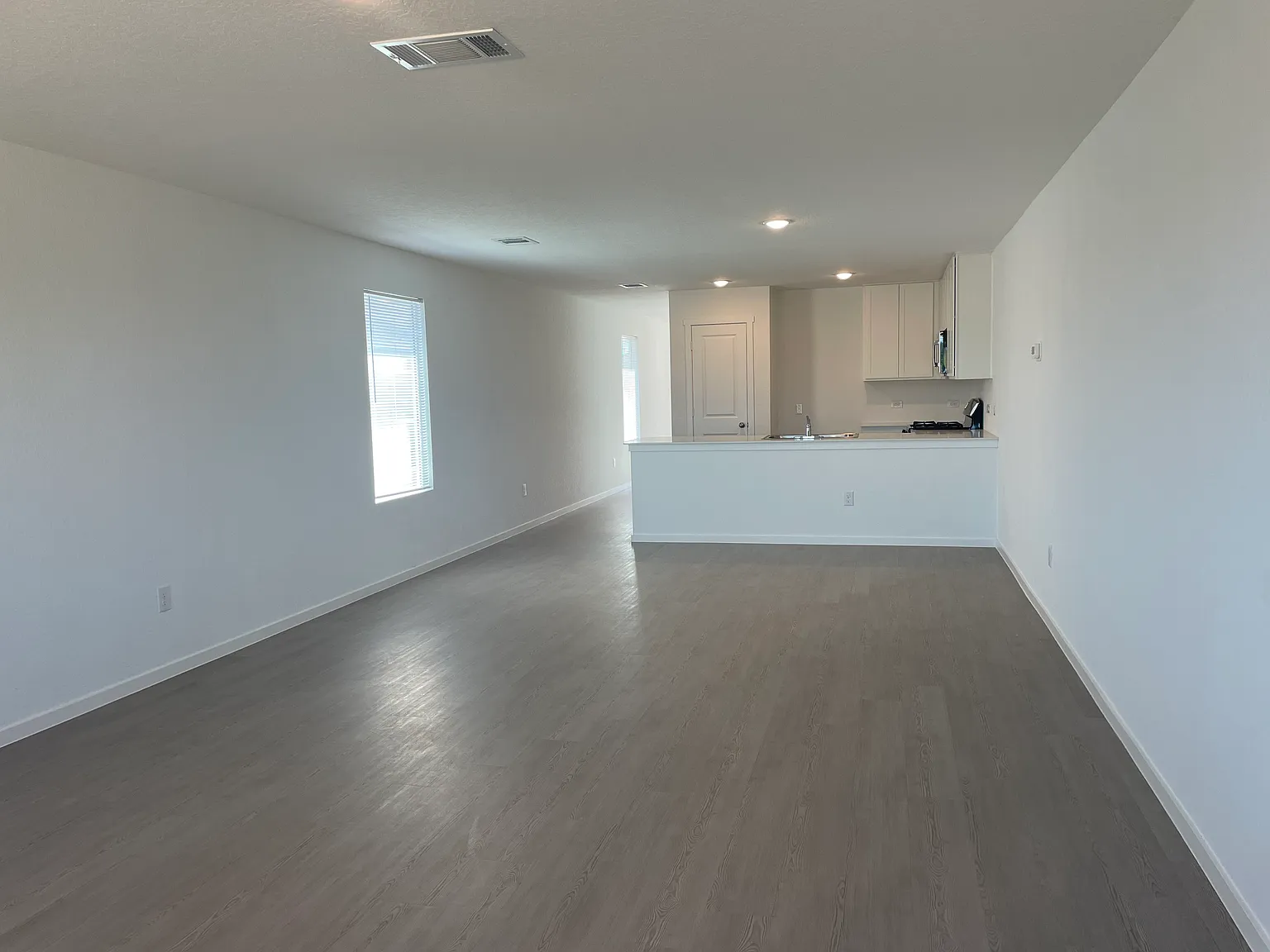3 bed, 1354 sqft, $1,999 — Photo 4