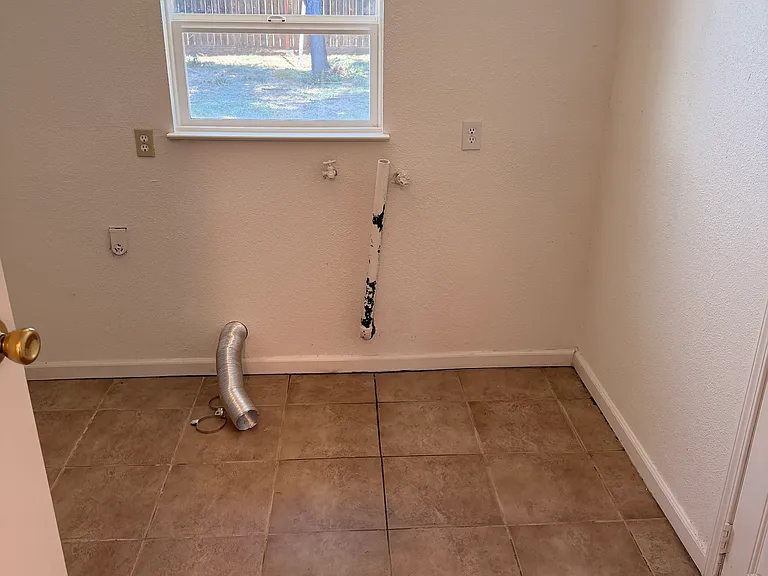 1450 Bristol Ave — Photo 8