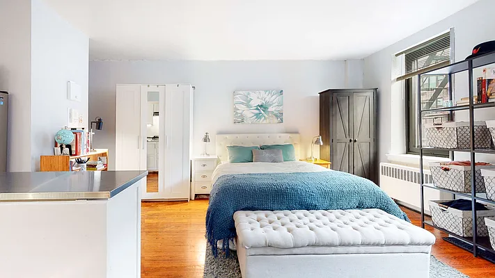 Sold by Bizzarro Agency | media 3