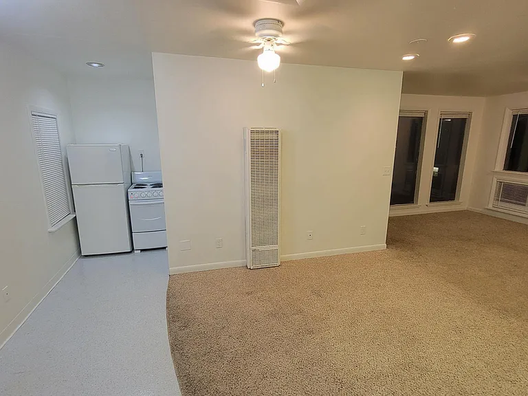 1020 S Jackson St — Photo 11