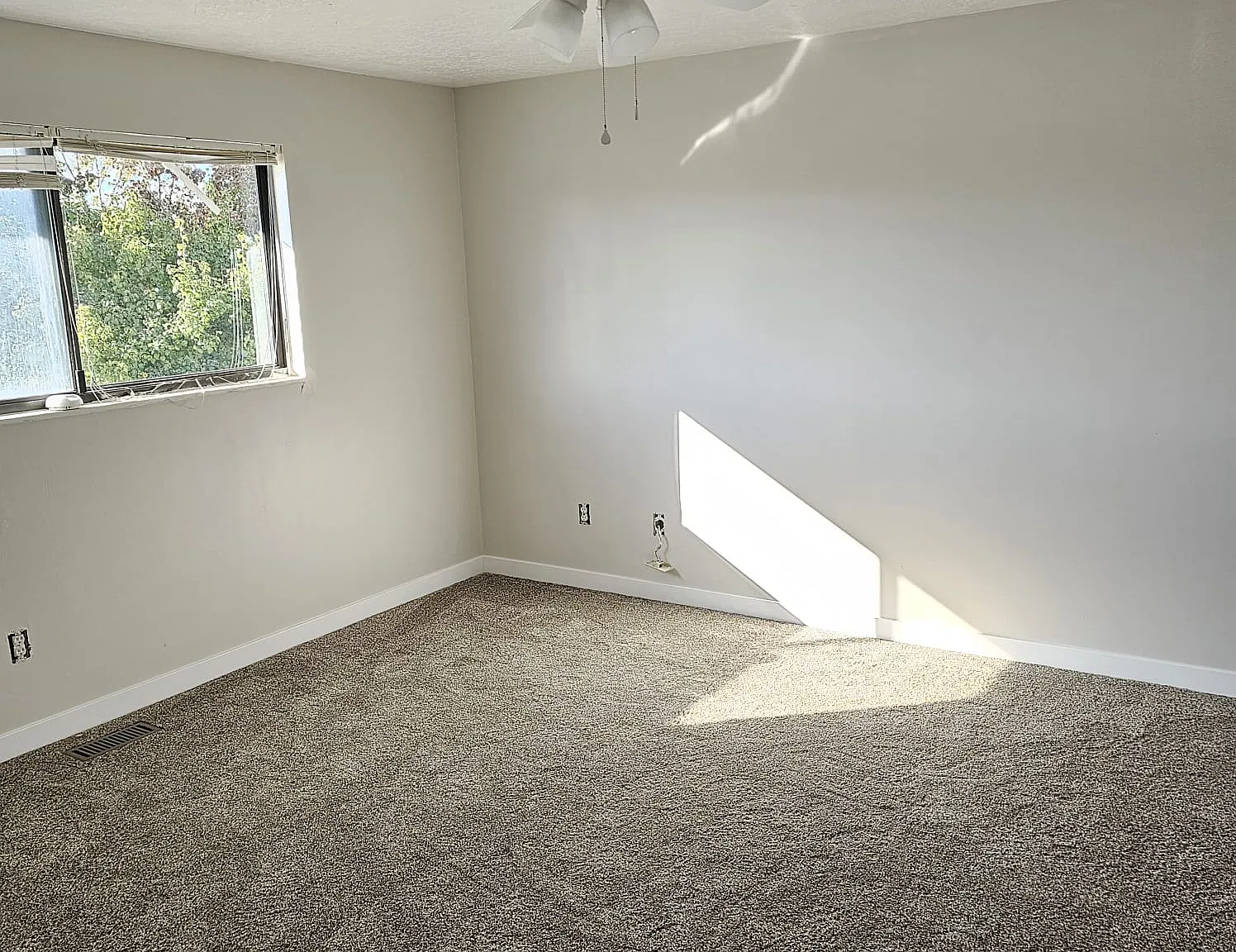 5 bed, 2.5 bath, 2500 sqft, $2,500 — Photo 2