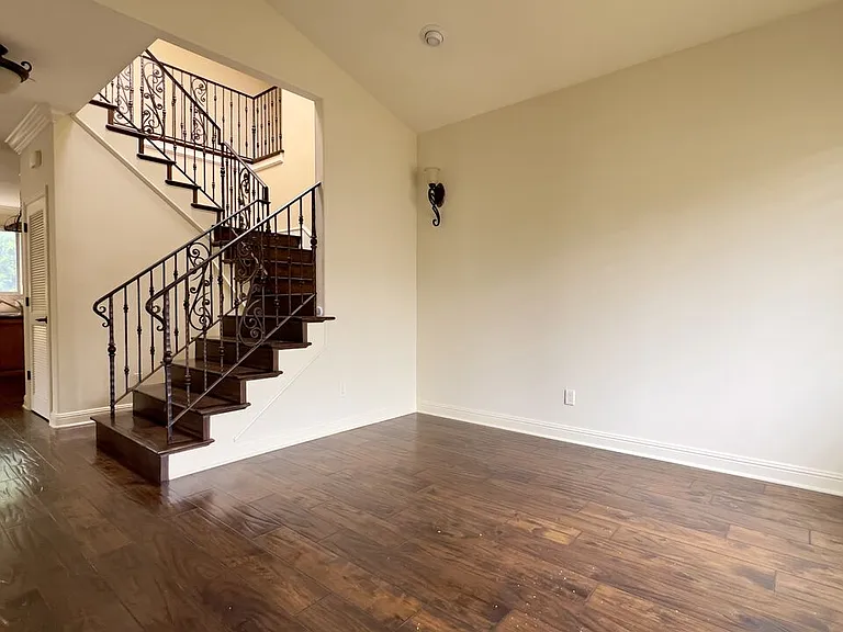 1011 Green Ln — Photo 3