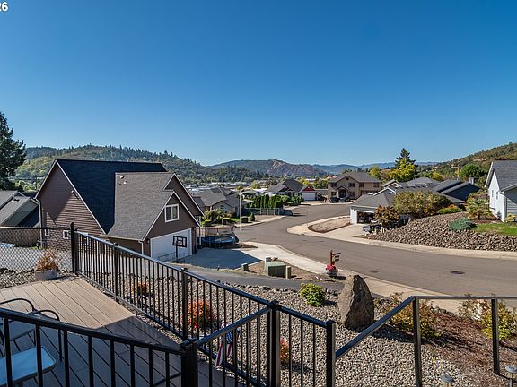3rd image of 625 NE Cummins St