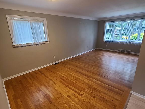 5th image of 32501 Birkshire St