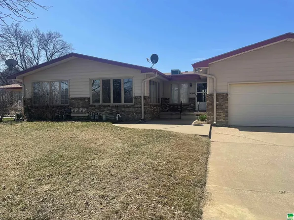 4004 Hiawatha W, Sioux City, IA 51104