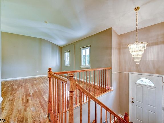 5th image of 11 Shelly Dr