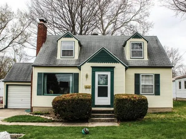 704 E Prairie Ronde St, Dowagiac, MI 49047
