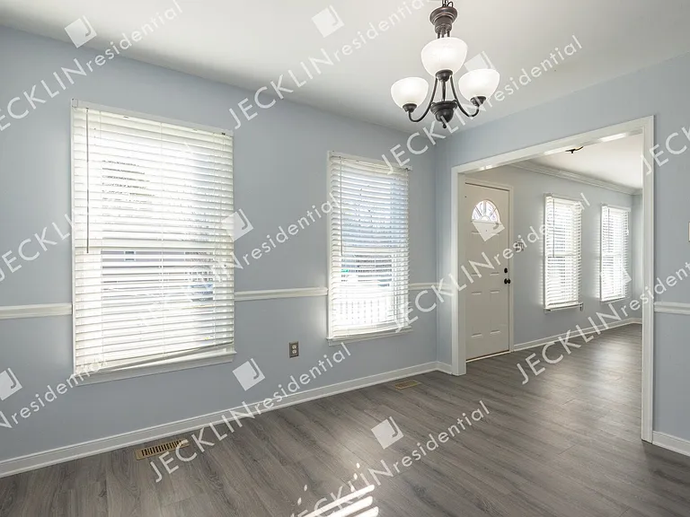 9020 Castle Point Dr — Photo 8