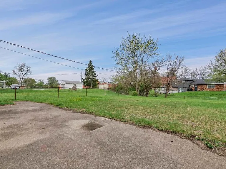 1034 W Kemper Rd — Photo 8