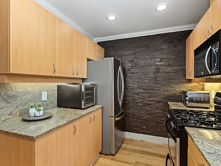 300 W Beech St #3 — Photo 6