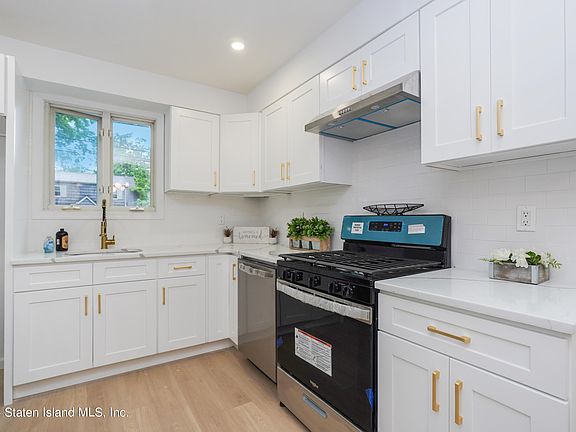 3rd image of 600 College Ave