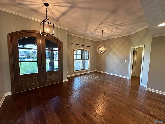5th image of 375 Creekside Cir
