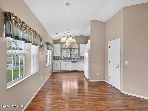 5th image of 1924 Sugarberry Ct NE