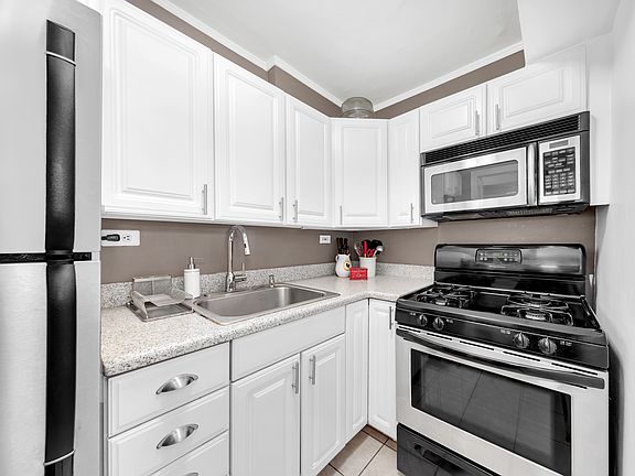 4th image of 240 E 55th St APT 14B