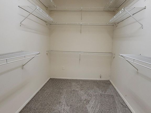 115/303 Walk in closet