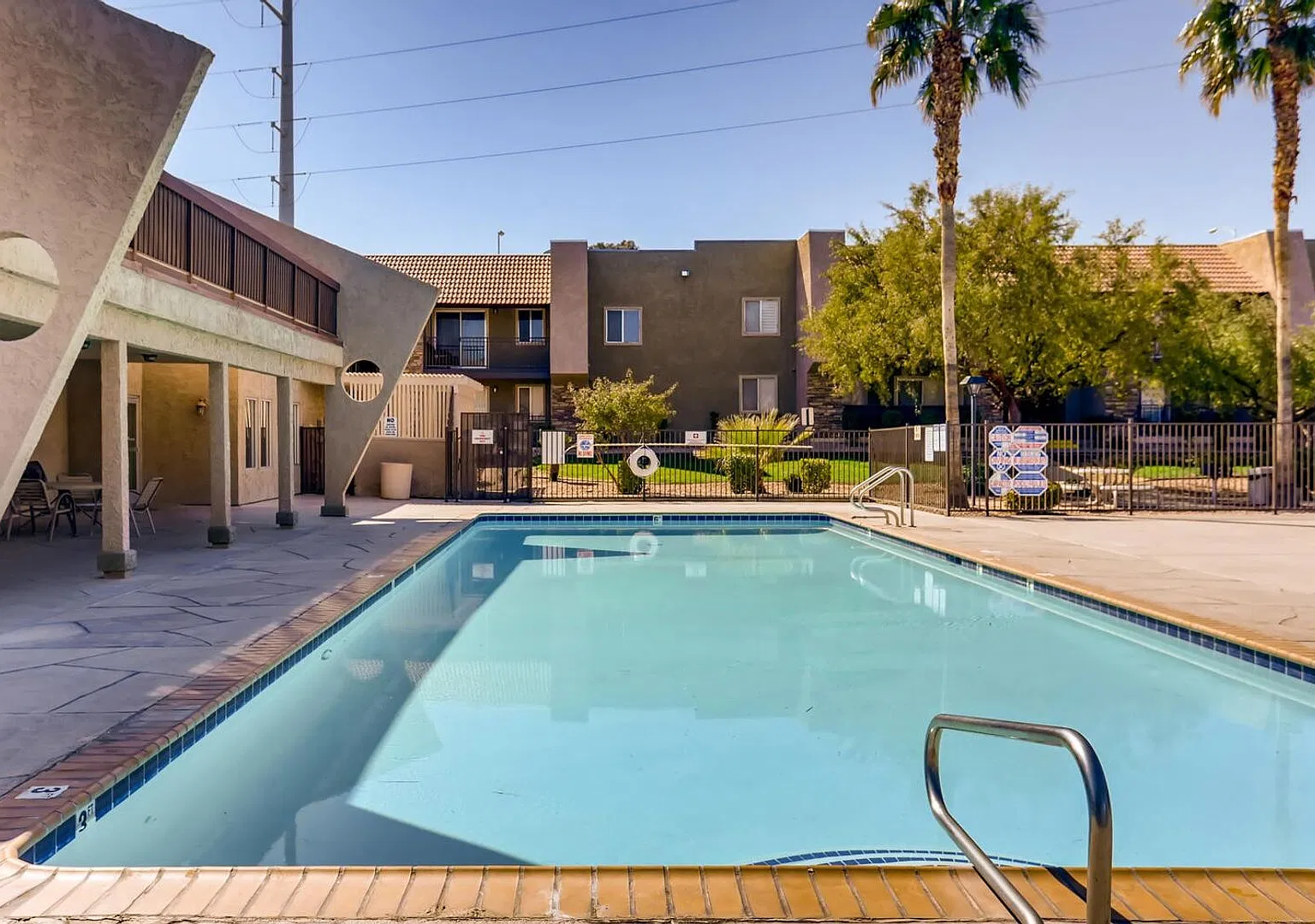 Gated 2-Bedroom Condo Near Las Vegas Strip — Photo 2