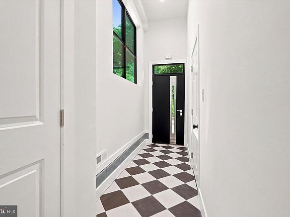 3rd image of 330 Carson St