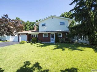 4 Saber Ln, Kings Park, NY 11754