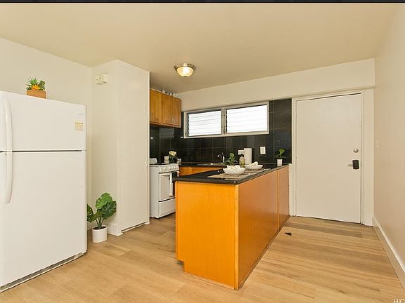 5th image of 909 University Ave