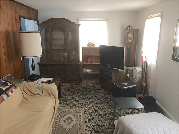 3rd image of 324 Rand St