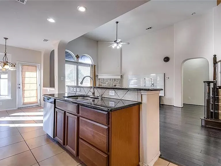 2485 Mackinac Dr — Photo 5