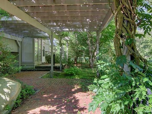4th image of 47 S Meadow Ln