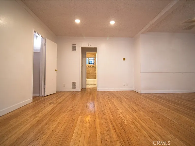 1224 N Mansfield Ave — Photo 3