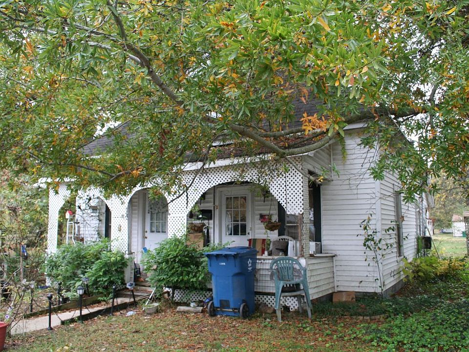 1st image of 402 Grand St