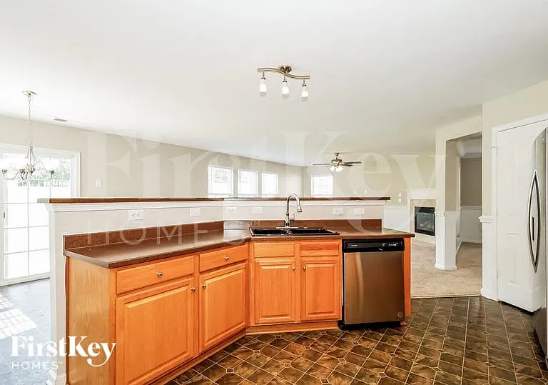 163 Ranlo Ave — Photo 8
