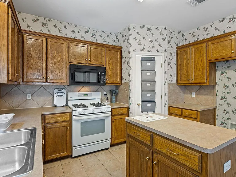 702 Dover Ln — Photo 12