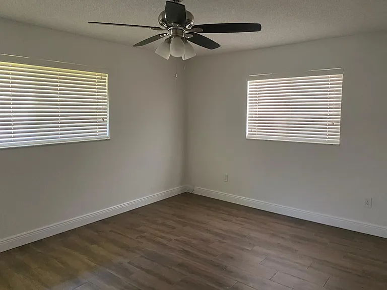 2433 Poinciana St — Photo 7