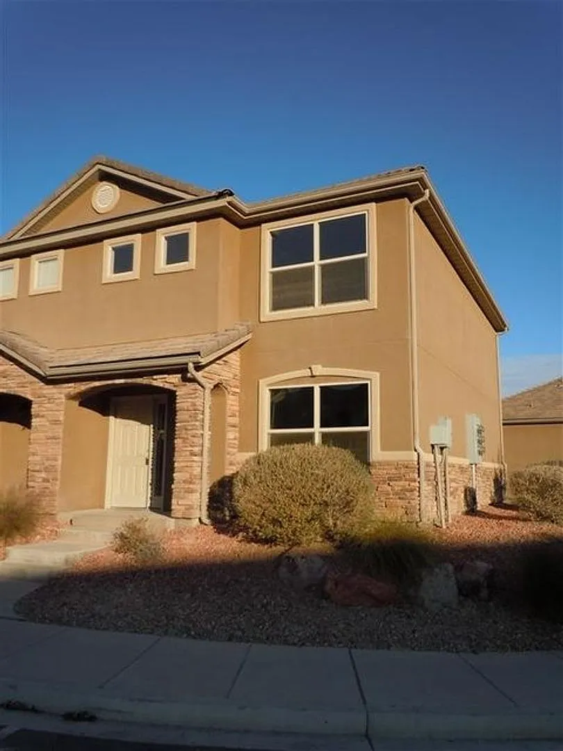 Hidden Valley Town Home-End Unit & New Carpet! — Photo 2