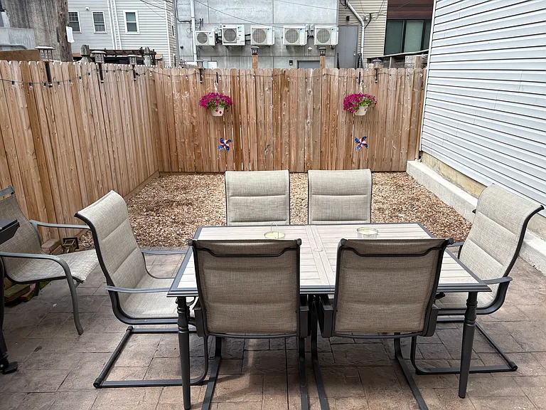 127 E Allen St — Photo 13