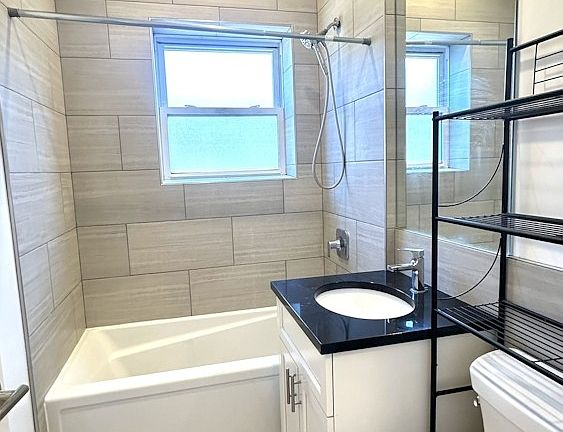 5th image of 1155 W Lunt Ave Unit 3