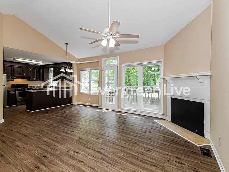 605 Riverwalk Way — Photo 2