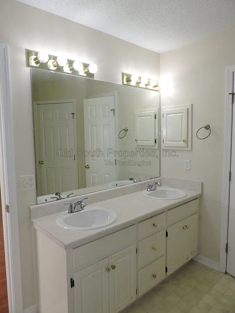 4 bed, 2.0 bath, 2281 sqft, $2,000 — Photo 4