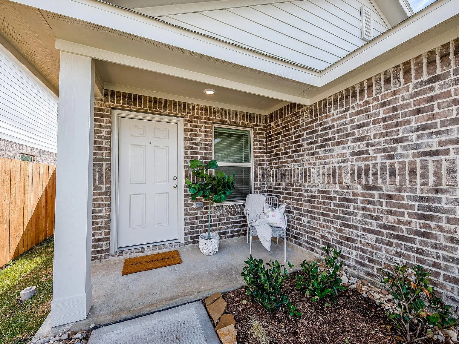 4 bed, 2.0 bath, 1683 sqft, $2,100 — Photo 3