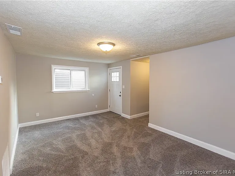 1725 E Oak St — Photo 2