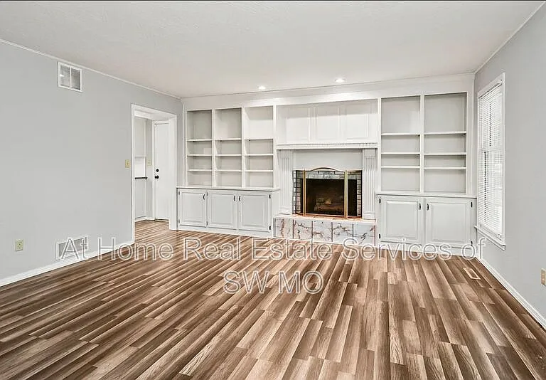834 E Manchester Dr — Photo 2