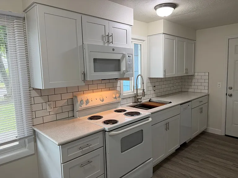 990 W 10th Ave — Photo 20