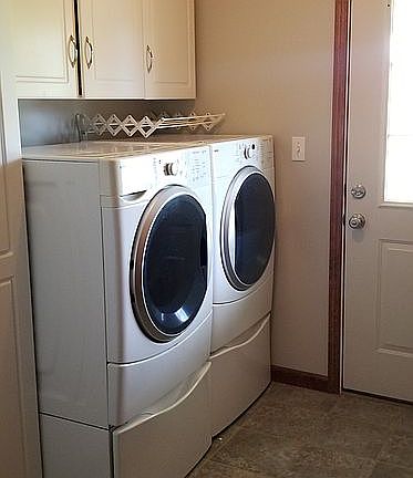 Washer & dryer stay